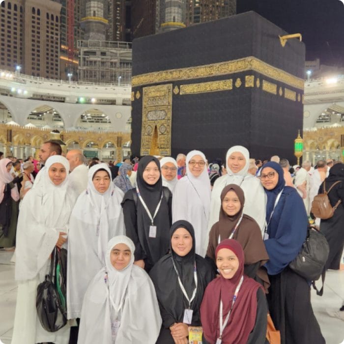 rutin beribadah wanita